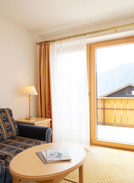 Wohnraum mit Balkon der Etschtal Suite