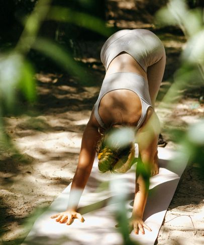 Eine Frau macht Yoga
