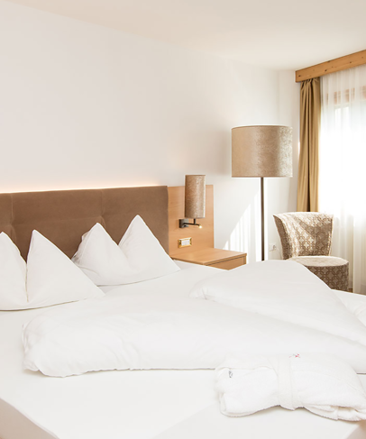Schlafzimmer mit Doppelbett der Ifinger Suite