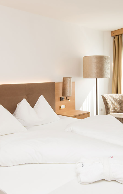 Schlafzimmer mit Doppelbett der Ifinger Suite
