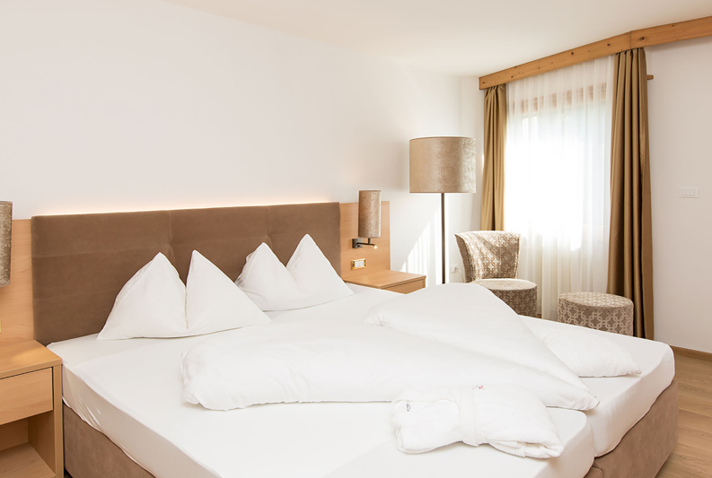 Schlafzimmer mit Doppelbett der Ifinger Suite