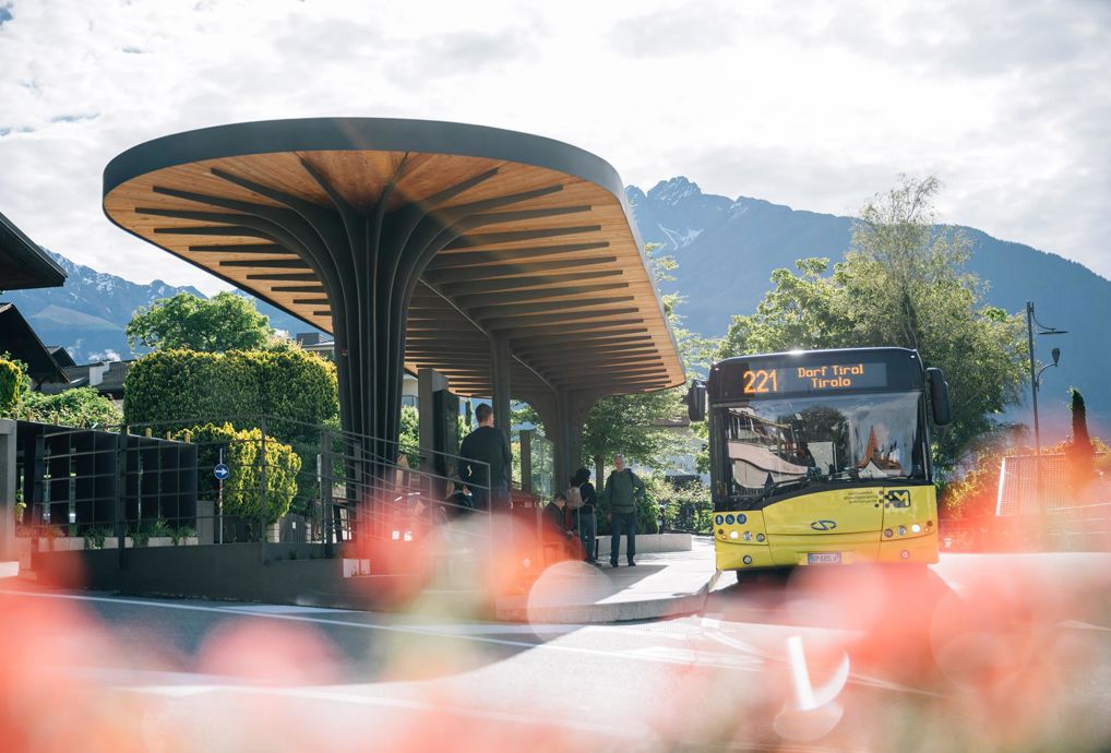 Eine Bushaltestelle in Dorf Tirol