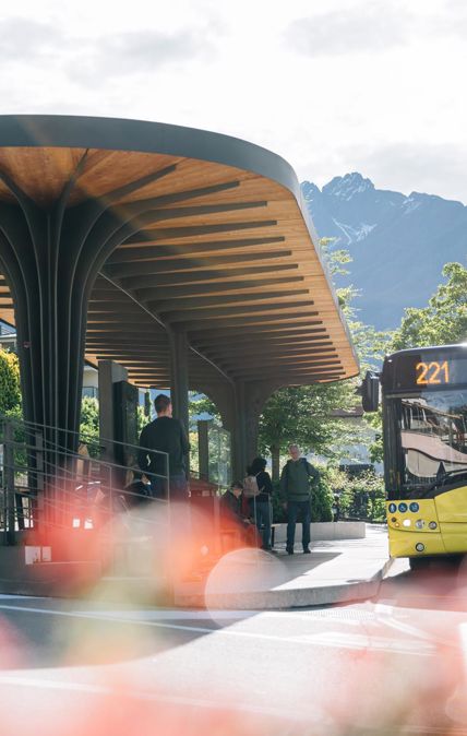 Eine Bushaltestelle in Dorf Tirol