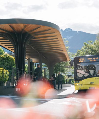 Eine Bushaltestelle in Dorf Tirol