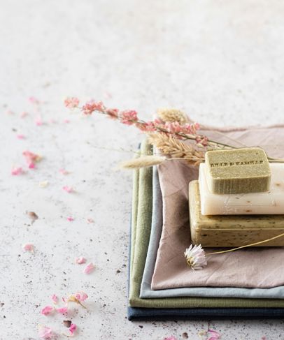 Womit wir Sie verwöhnen: beispielsweise Seifen und Handtücher für Ihr Wellness in Dorf Tirol