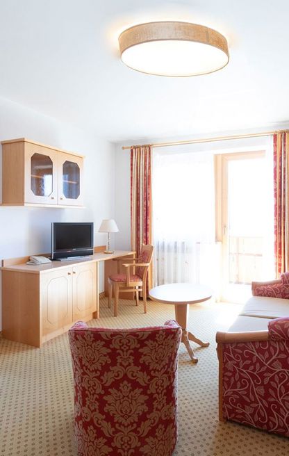 Wohnzimmer mit Balkon der Hirzer Suite