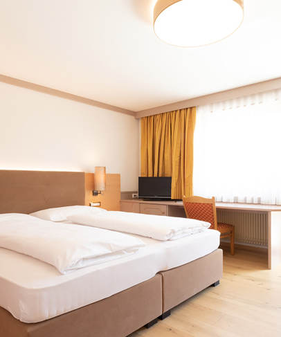 Komfort Doppelzimmer mit Schreibtisch, Fernseher und Balkon