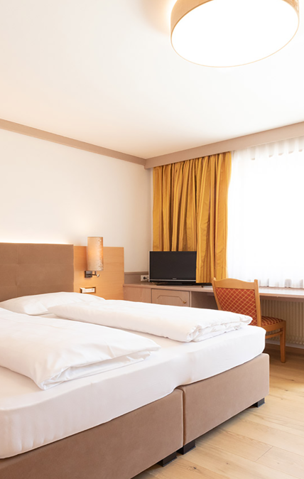 Komfort Doppelzimmer mit Schreibtisch, Fernseher und Balkon