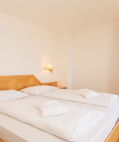 Schlafzimmer mit Doppelbett und Balkon der Hirzer Suite