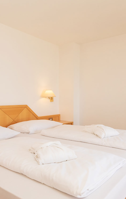 Schlafzimmer mit Doppelbett und Balkon der Hirzer Suite
