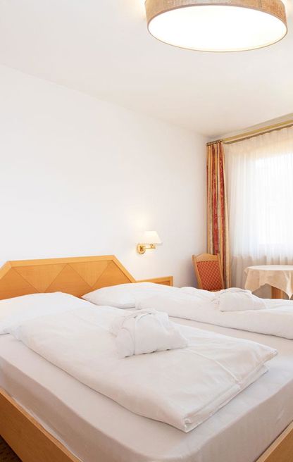 Schlafzimmer mit Doppelbett und Balkon der Ifinger Suite