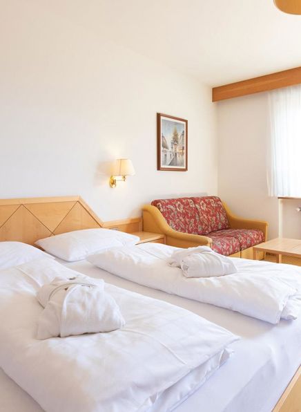 Komfort Doppelzimmer mit Sitzgelegenheit und Balkon