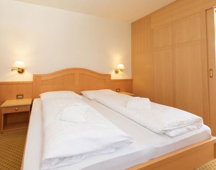 Schlafzimmer mit Doppelbett der Etschtal Suite
