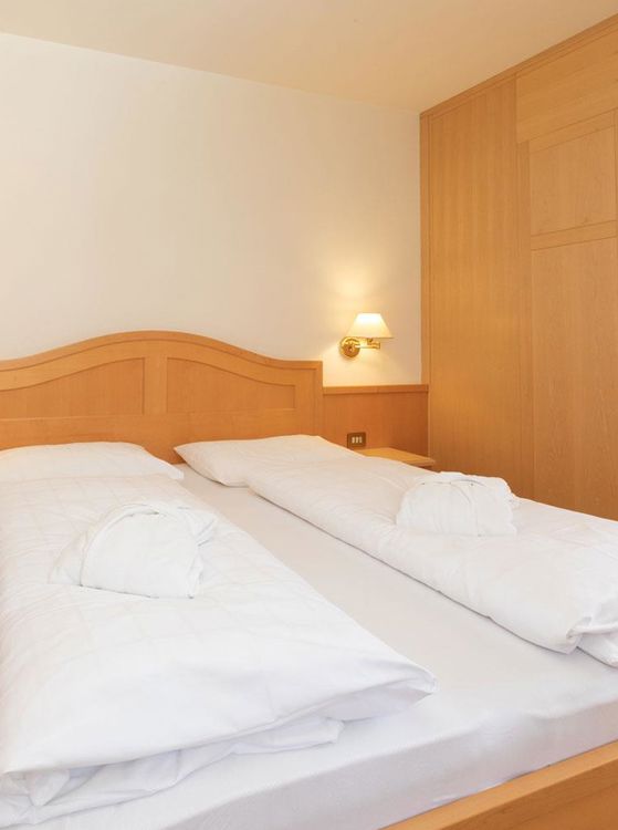 Schlafzimmer mit Doppelbett der Etschtal Suite