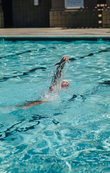 Ein Mann schwimmt im Pool
