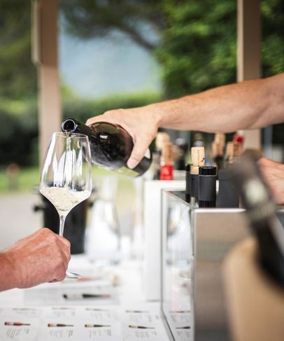 Ein Glas Wein wird aufgeschenkt