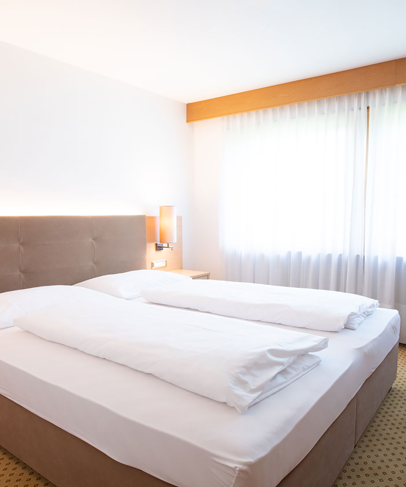 Schlafzimmer mit Doppelbett der Mutspitz Suite