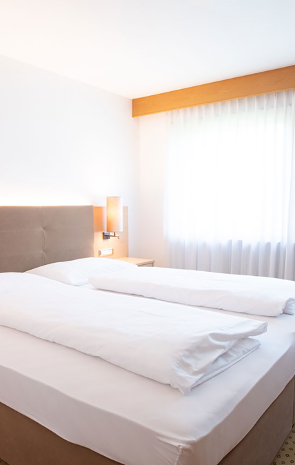 Schlafzimmer mit Doppelbett der Mutspitz Suite