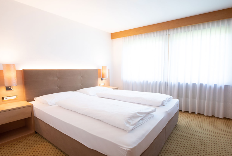 Schlafzimmer mit Doppelbett der Mutspitz Suite