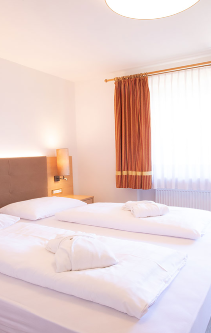 Camera da letto matrimoniale con balcone della Superior Suite Mutspitz