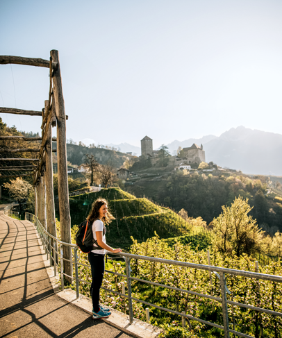 Eine Frau genießt die Aussicht auf Dorf Tirol